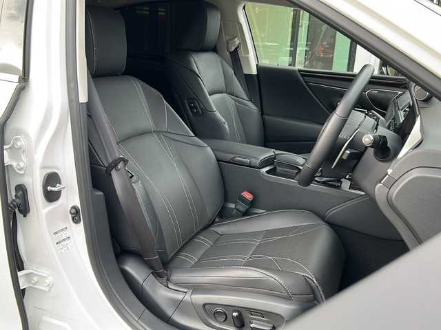 レクサス ＥＳ 300h バージョンL 鹿児島県 2019(令1)年 0.6万km 白 ワンオーナー/純正ナビ/Bluetooth/TV/DVD/CD/デジタルインナーミラー/全周囲カメラ/クルーズコントロール/LTA/シートヒーター/ハンドルヒーター/障害物アラーム/パワーシート/サンルーフ/USB/純正フロアマット/純正AW