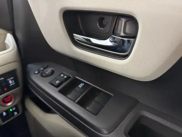 ホンダ Ｎ ＢＯＸ G EX ターボ ホンダセンシング 三重県 2019(平31)年 4.7万km プレミアムイエローパールⅡ ガソリン・ターボ/FF/MTモード付インパネCVT/純正 8インチナビ VXU-195NBi/（CD/DVD/FM/AM/TV/SD/Music Rack/iPod/Bluetooth/USB/AUX/CarPlay）/バックカメラ/両側パワースライドドア/ドライブレコーダー 前方（ナビ連動）/ビルトイン ETC/Honda SENSING/・衝突軽減ブレーキ［CMBS］/・車線維持支援システム［LKAS］/・路外逸脱抑制機能/・先行車発進お知らせ機能/・標識認識機能/・アダプティブクルーズコントロール［ACC］/装備/・オートエアコン/・オートライト/・LEDヘッドランプ/・ステアリングスイッチ/・パドルシフト/・JVCケンウッド ツィーター（スピーカーも変わってるかも）/・14インチスチールホイール/・プッシュスタート