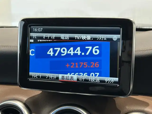 メルセデス・ベンツ Ａ１８０ 岐阜県 2013(平25)年 9.4万km カルサイトホワイト 純正ナビ/　地デジテレビ/Bluetooth/ブラインドスポットアシスト/アテンションアシスト/衝突防止アシストプラス/ESP　横滑り防止機能/パーキングアシストリアビューカメラ/運転前席メモリー機能付きパワーシート/前席シートヒーター/パドルシフト/茶革レザーシート