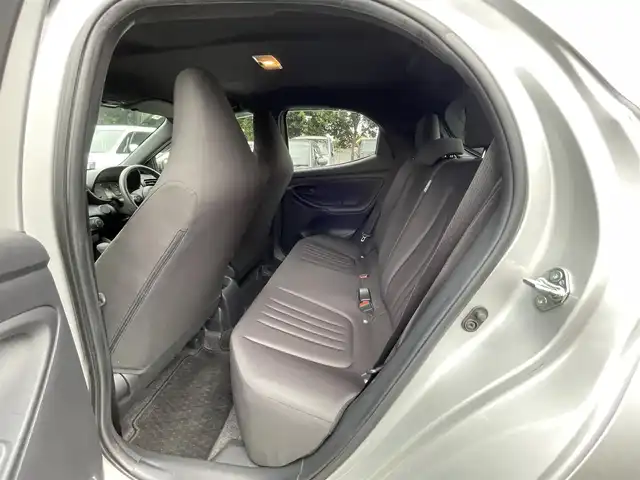 トヨタ ヤリス X 東京都 2020(令2)年 0.9万km シルバーマイカM ワンオーナー/ディスプレイオーディオ/純正ナビキット／bluetoothオーディオ／USB/Apple CarPlay／Android Auto対応/バックカメラ/純正ビルトインETC/トヨタセーフティセンス/サイド&カーテンシールドエアバッグ