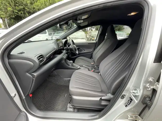 トヨタ ヤリス X 東京都 2020(令2)年 0.9万km シルバーマイカM ワンオーナー/ディスプレイオーディオ/純正ナビキット／bluetoothオーディオ／USB/Apple CarPlay／Android Auto対応/バックカメラ/純正ビルトインETC/トヨタセーフティセンス/サイド&カーテンシールドエアバッグ