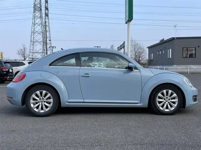 フォルクスワーゲン ザ・ビートル デザイン 道央・札幌 2013(平25)年 13.3万km デニムブルー ワンオーナー/社外メモリーナビ/AM/FM/CD/DVD/SD/AUX/フルセグ/横滑り防止装置/クルーズコントロール/ETC/革巻きステアリング/MTモード付AT/リモコンキー/ハロゲンヘッドライト/フォグランプ/ヘッドライトレベライザー/電動格納ミラー/ヒーテッドドアミラー/ウィンカーミラー/純正フロアマット/スペアキー/社外AW付冬タイヤ積込/215/65/R15/2017年/山5mm