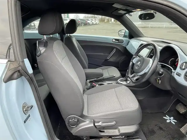 フォルクスワーゲン ザ・ビートル デザイン 道央・札幌 2013(平25)年 13.3万km デニムブルー ワンオーナー/社外メモリーナビ/AM/FM/CD/DVD/SD/AUX/フルセグ/横滑り防止装置/クルーズコントロール/ETC/革巻きステアリング/MTモード付AT/リモコンキー/ハロゲンヘッドライト/フォグランプ/ヘッドライトレベライザー/電動格納ミラー/ヒーテッドドアミラー/ウィンカーミラー/純正フロアマット/スペアキー/社外AW付冬タイヤ積込/215/65/R15/2017年/山5mm