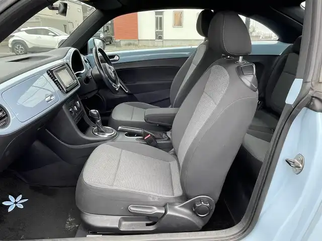 フォルクスワーゲン ザ・ビートル デザイン 道央・札幌 2013(平25)年 13.3万km デニムブルー ワンオーナー/社外メモリーナビ/AM/FM/CD/DVD/SD/AUX/フルセグ/横滑り防止装置/クルーズコントロール/ETC/革巻きステアリング/MTモード付AT/リモコンキー/ハロゲンヘッドライト/フォグランプ/ヘッドライトレベライザー/電動格納ミラー/ヒーテッドドアミラー/ウィンカーミラー/純正フロアマット/スペアキー/社外AW付冬タイヤ積込/215/65/R15/2017年/山5mm