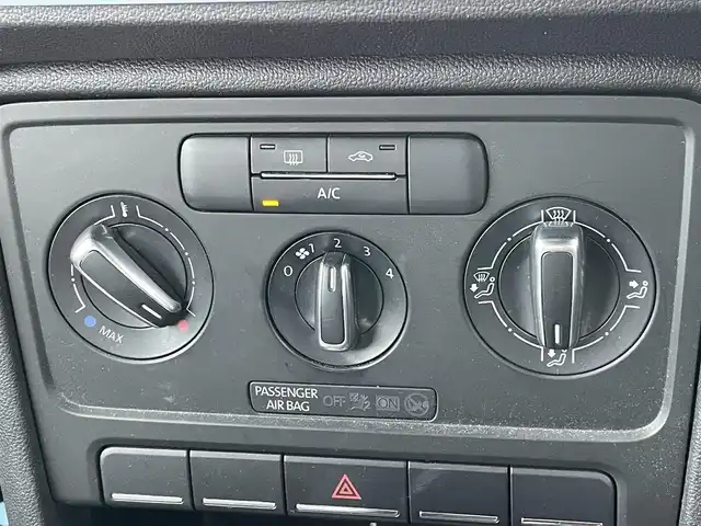 フォルクスワーゲン ザ・ビートル デザイン 道央・札幌 2013(平25)年 13.3万km デニムブルー ワンオーナー/社外メモリーナビ/AM/FM/CD/DVD/SD/AUX/フルセグ/横滑り防止装置/クルーズコントロール/ETC/革巻きステアリング/MTモード付AT/リモコンキー/ハロゲンヘッドライト/フォグランプ/ヘッドライトレベライザー/電動格納ミラー/ヒーテッドドアミラー/ウィンカーミラー/純正フロアマット/スペアキー/社外AW付冬タイヤ積込/215/65/R15/2017年/山5mm