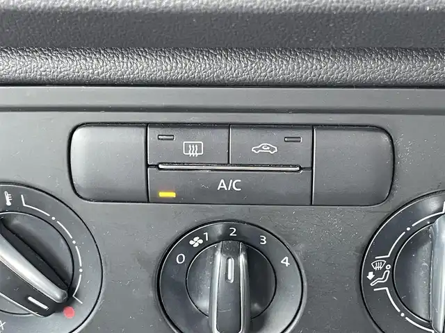 フォルクスワーゲン ザ・ビートル デザイン 道央・札幌 2013(平25)年 13.3万km デニムブルー ワンオーナー/社外メモリーナビ/AM/FM/CD/DVD/SD/AUX/フルセグ/横滑り防止装置/クルーズコントロール/ETC/革巻きステアリング/MTモード付AT/リモコンキー/ハロゲンヘッドライト/フォグランプ/ヘッドライトレベライザー/電動格納ミラー/ヒーテッドドアミラー/ウィンカーミラー/純正フロアマット/スペアキー/社外AW付冬タイヤ積込/215/65/R15/2017年/山5mm