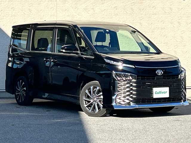 トヨタ ヴォクシー S－Z 滋賀県 2023(令5)年 0.9万km アティチュードブラックマイカ メーカーナビ　更新必要/　【AM・FM/DISC/TV/USB/Bluetooth】/バックカメラ/シートヒーター・エアシート/レーダークルーズコントロール/ブラインドスポットモニター/プリクラッシュセーフティー/プロアクティブドライビングアシスト/パーキングサポートブレーキ/リヤクロストラフィックアラート/パーキングアシスト/安心降車アシスト/ロードサインアシスト/レーンチェンジアシスト/フロントクロストラフィックアラート/両側パワースライドドア/電格ミラー/ウィンカーミラー/ドライブレコーダー/ETC2/0
