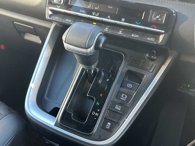 トヨタ ヴォクシー S－Z 滋賀県 2023(令5)年 0.9万km アティチュードブラックマイカ メーカーナビ　更新必要/　【AM・FM/DISC/TV/USB/Bluetooth】/バックカメラ/シートヒーター・エアシート/レーダークルーズコントロール/ブラインドスポットモニター/プリクラッシュセーフティー/プロアクティブドライビングアシスト/パーキングサポートブレーキ/リヤクロストラフィックアラート/パーキングアシスト/安心降車アシスト/ロードサインアシスト/レーンチェンジアシスト/フロントクロストラフィックアラート/両側パワースライドドア/電格ミラー/ウィンカーミラー/ドライブレコーダー/ETC2/0