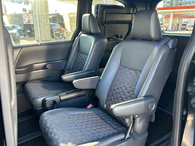 トヨタ ヴォクシー S－Z 滋賀県 2023(令5)年 0.9万km アティチュードブラックマイカ メーカーナビ　更新必要/　【AM・FM/DISC/TV/USB/Bluetooth】/バックカメラ/シートヒーター・エアシート/レーダークルーズコントロール/ブラインドスポットモニター/プリクラッシュセーフティー/プロアクティブドライビングアシスト/パーキングサポートブレーキ/リヤクロストラフィックアラート/パーキングアシスト/安心降車アシスト/ロードサインアシスト/レーンチェンジアシスト/フロントクロストラフィックアラート/両側パワースライドドア/電格ミラー/ウィンカーミラー/ドライブレコーダー/ETC2/0