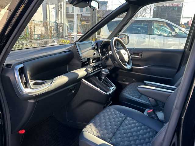 トヨタ ヴォクシー S－Z 滋賀県 2023(令5)年 0.9万km アティチュードブラックマイカ メーカーナビ　更新必要/　【AM・FM/DISC/TV/USB/Bluetooth】/バックカメラ/シートヒーター・エアシート/レーダークルーズコントロール/ブラインドスポットモニター/プリクラッシュセーフティー/プロアクティブドライビングアシスト/パーキングサポートブレーキ/リヤクロストラフィックアラート/パーキングアシスト/安心降車アシスト/ロードサインアシスト/レーンチェンジアシスト/フロントクロストラフィックアラート/両側パワースライドドア/電格ミラー/ウィンカーミラー/ドライブレコーダー/ETC2/0