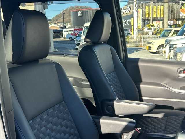 トヨタ ヴォクシー S－Z 滋賀県 2023(令5)年 0.9万km アティチュードブラックマイカ メーカーナビ　更新必要/　【AM・FM/DISC/TV/USB/Bluetooth】/バックカメラ/シートヒーター・エアシート/レーダークルーズコントロール/ブラインドスポットモニター/プリクラッシュセーフティー/プロアクティブドライビングアシスト/パーキングサポートブレーキ/リヤクロストラフィックアラート/パーキングアシスト/安心降車アシスト/ロードサインアシスト/レーンチェンジアシスト/フロントクロストラフィックアラート/両側パワースライドドア/電格ミラー/ウィンカーミラー/ドライブレコーダー/ETC2/0