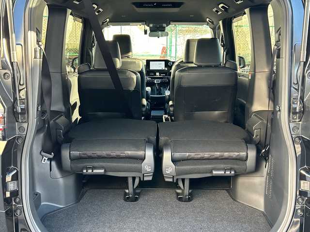 トヨタ ヴォクシー S－Z 滋賀県 2023(令5)年 0.9万km アティチュードブラックマイカ メーカーナビ　更新必要/　【AM・FM/DISC/TV/USB/Bluetooth】/バックカメラ/シートヒーター・エアシート/レーダークルーズコントロール/ブラインドスポットモニター/プリクラッシュセーフティー/プロアクティブドライビングアシスト/パーキングサポートブレーキ/リヤクロストラフィックアラート/パーキングアシスト/安心降車アシスト/ロードサインアシスト/レーンチェンジアシスト/フロントクロストラフィックアラート/両側パワースライドドア/電格ミラー/ウィンカーミラー/ドライブレコーダー/ETC2/0