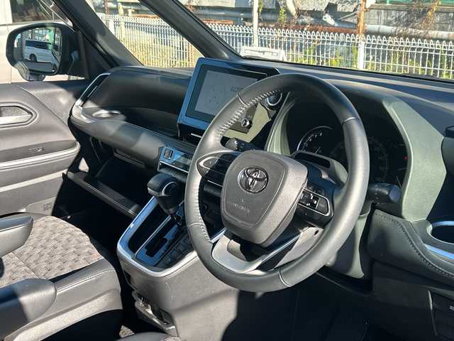 トヨタ ヴォクシー S－Z 滋賀県 2023(令5)年 0.9万km アティチュードブラックマイカ メーカーナビ　更新必要/　【AM・FM/DISC/TV/USB/Bluetooth】/バックカメラ/シートヒーター・エアシート/レーダークルーズコントロール/ブラインドスポットモニター/プリクラッシュセーフティー/プロアクティブドライビングアシスト/パーキングサポートブレーキ/リヤクロストラフィックアラート/パーキングアシスト/安心降車アシスト/ロードサインアシスト/レーンチェンジアシスト/フロントクロストラフィックアラート/両側パワースライドドア/電格ミラー/ウィンカーミラー/ドライブレコーダー/ETC2/0