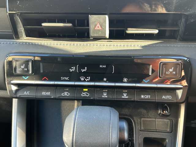 トヨタ ヴォクシー S－Z 滋賀県 2023(令5)年 0.9万km アティチュードブラックマイカ メーカーナビ　更新必要/　【AM・FM/DISC/TV/USB/Bluetooth】/バックカメラ/シートヒーター・エアシート/レーダークルーズコントロール/ブラインドスポットモニター/プリクラッシュセーフティー/プロアクティブドライビングアシスト/パーキングサポートブレーキ/リヤクロストラフィックアラート/パーキングアシスト/安心降車アシスト/ロードサインアシスト/レーンチェンジアシスト/フロントクロストラフィックアラート/両側パワースライドドア/電格ミラー/ウィンカーミラー/ドライブレコーダー/ETC2/0