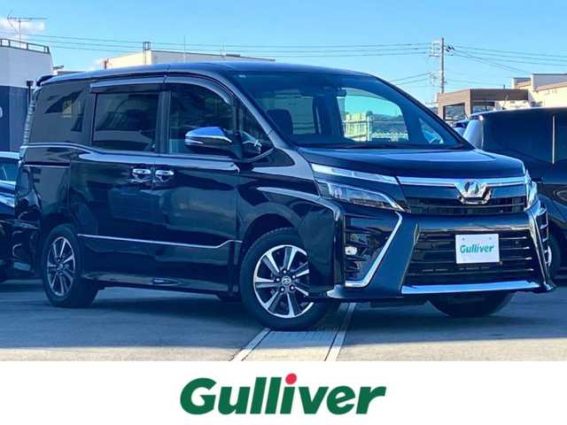 トヨタ ヴォクシー ZS 煌Ⅱ 静岡県 2019(令1)年 4.8万km ブラック エンジンスタートボタン/パワーステアリング/パワーウィンドウ/アイドリングストップ/スマートキー/スペアキー1本/WAC/レーダークルーズコントロール/ETC/バックカメラ/純正ナビ（CD/DVD/BT/フルセグ）/地図SDなし/三列シート/ドライブレコーダー/ウォークスルー/純正フロアマット/布シート/両側パワースライドドア/純正アルミホイール/ABS/横滑り防止装置/コーナーセンサー前後/レーンキープアシスト/オートライト/オートマチックハイビーム/LEDヘッドライト/Wエアバッグ/衝突軽減システム