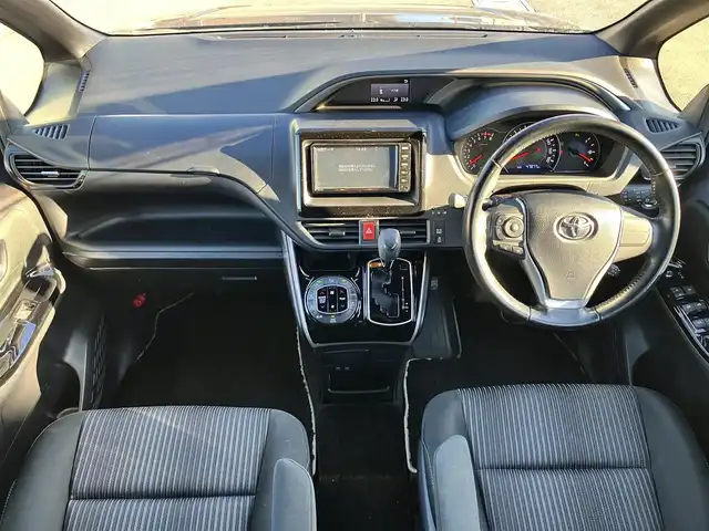 トヨタ ヴォクシー ZS 煌Ⅱ 静岡県 2019(令1)年 4.8万km ブラック エンジンスタートボタン/パワーステアリング/パワーウィンドウ/アイドリングストップ/スマートキー/スペアキー1本/WAC/レーダークルーズコントロール/ETC/バックカメラ/純正ナビ（CD/DVD/BT/フルセグ）/地図SDなし/三列シート/ドライブレコーダー/ウォークスルー/純正フロアマット/布シート/両側パワースライドドア/純正アルミホイール/ABS/横滑り防止装置/コーナーセンサー前後/レーンキープアシスト/オートライト/オートマチックハイビーム/LEDヘッドライト/Wエアバッグ/衝突軽減システム