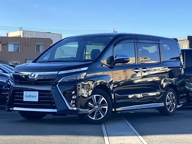 トヨタ ヴォクシー ZS 煌Ⅱ 静岡県 2019(令1)年 4.8万km ブラック エンジンスタートボタン/パワーステアリング/パワーウィンドウ/アイドリングストップ/スマートキー/スペアキー1本/WAC/レーダークルーズコントロール/ETC/バックカメラ/純正ナビ（CD/DVD/BT/フルセグ）/地図SDなし/三列シート/ドライブレコーダー/ウォークスルー/純正フロアマット/布シート/両側パワースライドドア/純正アルミホイール/ABS/横滑り防止装置/コーナーセンサー前後/レーンキープアシスト/オートライト/オートマチックハイビーム/LEDヘッドライト/Wエアバッグ/衝突軽減システム