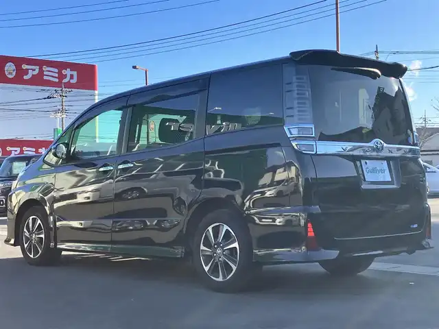 トヨタ ヴォクシー ZS 煌Ⅱ 静岡県 2019(令1)年 4.8万km ブラック エンジンスタートボタン/パワーステアリング/パワーウィンドウ/アイドリングストップ/スマートキー/スペアキー1本/WAC/レーダークルーズコントロール/ETC/バックカメラ/純正ナビ（CD/DVD/BT/フルセグ）/地図SDなし/三列シート/ドライブレコーダー/ウォークスルー/純正フロアマット/布シート/両側パワースライドドア/純正アルミホイール/ABS/横滑り防止装置/コーナーセンサー前後/レーンキープアシスト/オートライト/オートマチックハイビーム/LEDヘッドライト/Wエアバッグ/衝突軽減システム