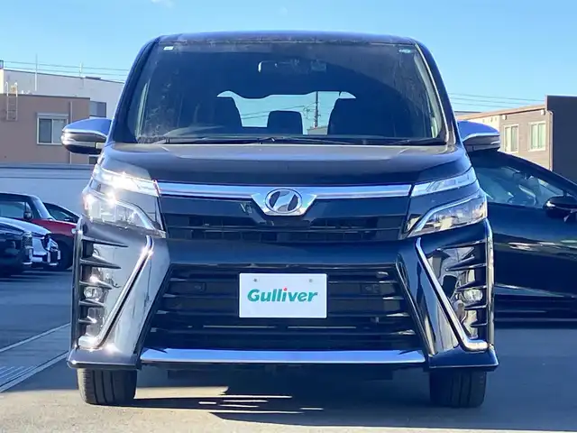 トヨタ ヴォクシー ZS 煌Ⅱ 静岡県 2019(令1)年 4.8万km ブラック エンジンスタートボタン/パワーステアリング/パワーウィンドウ/アイドリングストップ/スマートキー/スペアキー1本/WAC/レーダークルーズコントロール/ETC/バックカメラ/純正ナビ（CD/DVD/BT/フルセグ）/地図SDなし/三列シート/ドライブレコーダー/ウォークスルー/純正フロアマット/布シート/両側パワースライドドア/純正アルミホイール/ABS/横滑り防止装置/コーナーセンサー前後/レーンキープアシスト/オートライト/オートマチックハイビーム/LEDヘッドライト/Wエアバッグ/衝突軽減システム