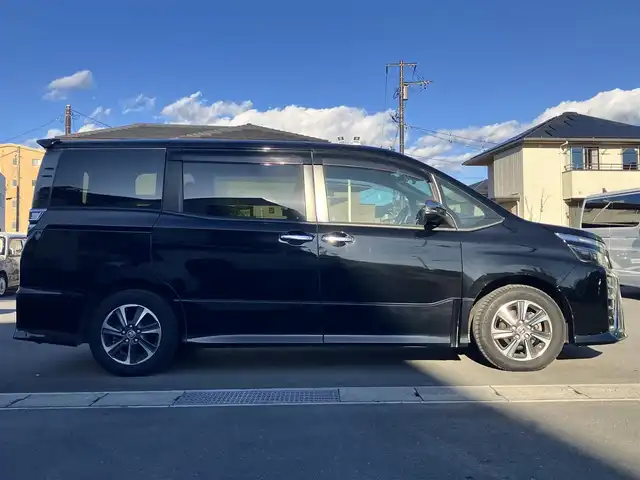 トヨタ ヴォクシー ZS 煌Ⅱ 静岡県 2019(令1)年 4.8万km ブラック エンジンスタートボタン/パワーステアリング/パワーウィンドウ/アイドリングストップ/スマートキー/スペアキー1本/WAC/レーダークルーズコントロール/ETC/バックカメラ/純正ナビ（CD/DVD/BT/フルセグ）/地図SDなし/三列シート/ドライブレコーダー/ウォークスルー/純正フロアマット/布シート/両側パワースライドドア/純正アルミホイール/ABS/横滑り防止装置/コーナーセンサー前後/レーンキープアシスト/オートライト/オートマチックハイビーム/LEDヘッドライト/Wエアバッグ/衝突軽減システム
