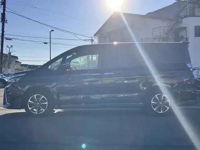 トヨタ ヴォクシー ZS 煌Ⅱ 静岡県 2019(令1)年 4.8万km ブラック エンジンスタートボタン/パワーステアリング/パワーウィンドウ/アイドリングストップ/スマートキー/スペアキー1本/WAC/レーダークルーズコントロール/ETC/バックカメラ/純正ナビ（CD/DVD/BT/フルセグ）/地図SDなし/三列シート/ドライブレコーダー/ウォークスルー/純正フロアマット/布シート/両側パワースライドドア/純正アルミホイール/ABS/横滑り防止装置/コーナーセンサー前後/レーンキープアシスト/オートライト/オートマチックハイビーム/LEDヘッドライト/Wエアバッグ/衝突軽減システム