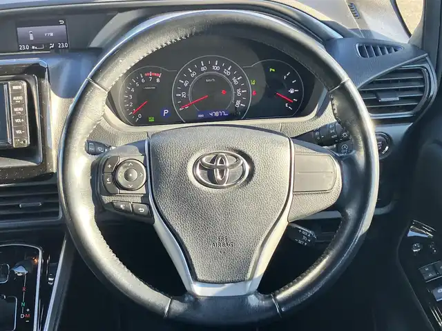 トヨタ ヴォクシー ZS 煌Ⅱ 静岡県 2019(令1)年 4.8万km ブラック エンジンスタートボタン/パワーステアリング/パワーウィンドウ/アイドリングストップ/スマートキー/スペアキー1本/WAC/レーダークルーズコントロール/ETC/バックカメラ/純正ナビ（CD/DVD/BT/フルセグ）/地図SDなし/三列シート/ドライブレコーダー/ウォークスルー/純正フロアマット/布シート/両側パワースライドドア/純正アルミホイール/ABS/横滑り防止装置/コーナーセンサー前後/レーンキープアシスト/オートライト/オートマチックハイビーム/LEDヘッドライト/Wエアバッグ/衝突軽減システム