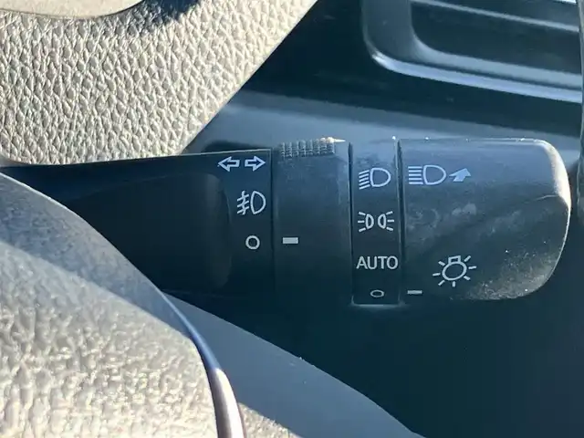 トヨタ ヴォクシー ZS 煌Ⅱ 静岡県 2019(令1)年 4.8万km ブラック エンジンスタートボタン/パワーステアリング/パワーウィンドウ/アイドリングストップ/スマートキー/スペアキー1本/WAC/レーダークルーズコントロール/ETC/バックカメラ/純正ナビ（CD/DVD/BT/フルセグ）/地図SDなし/三列シート/ドライブレコーダー/ウォークスルー/純正フロアマット/布シート/両側パワースライドドア/純正アルミホイール/ABS/横滑り防止装置/コーナーセンサー前後/レーンキープアシスト/オートライト/オートマチックハイビーム/LEDヘッドライト/Wエアバッグ/衝突軽減システム