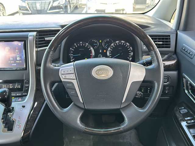 トヨタ ヴェルファイア 2．4Z Gエディション 鳥取県 2012(平24)年 6.7万km ホワイトパールクリスタルシャイン アドミレーションエアロ/社外20インチAW/社外ローダウン/クラジオ革調シートカバー/クラジオフロアマット/社外８インチワイドナビ/社外フリップダウンモニター/フルセグ・Bluetooth/バックカメラ/社外マフラーカッター/スマートキーx2個/両側パワースライド/パワーテールゲート/ウッドコンビハンドル/クルーズコントロール/クリアランスソナー/オートワイパー/オートリトラクトミラー/オートライト/キセノンライト/フォグライト/N席セカンドオットマン/前・セカンドパワーシート/nano-eエアコン/ETCユニット/保証書・取説