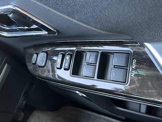 トヨタ ヴェルファイア 2．4Z Gエディション 鳥取県 2012(平24)年 6.7万km ホワイトパールクリスタルシャイン アドミレーションエアロ/社外20インチAW/社外ローダウン/クラジオ革調シートカバー/クラジオフロアマット/社外８インチワイドナビ/社外フリップダウンモニター/フルセグ・Bluetooth/バックカメラ/社外マフラーカッター/スマートキーx2個/両側パワースライド/パワーテールゲート/ウッドコンビハンドル/クルーズコントロール/クリアランスソナー/オートワイパー/オートリトラクトミラー/オートライト/キセノンライト/フォグライト/N席セカンドオットマン/前・セカンドパワーシート/nano-eエアコン/ETCユニット/保証書・取説