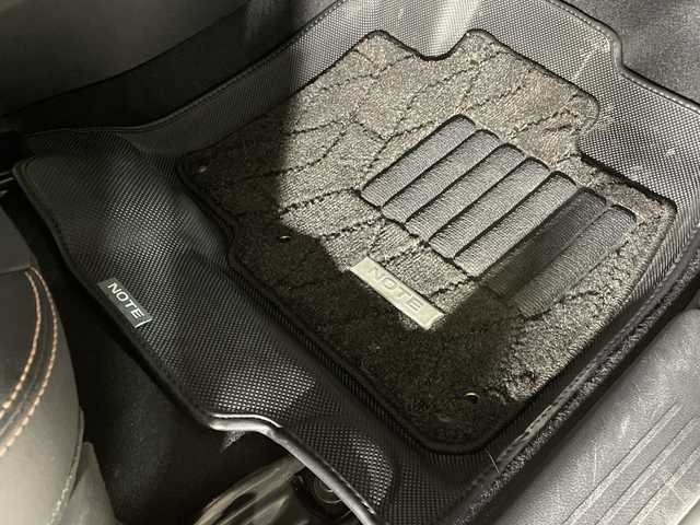 日産 ノート X 90周年記念車 福岡県 2024(令6)年 0.2万km バーガンディー 純正9インチナビ/・BT/フルセグTV/HDMI/AppleCarplay/・全方位モニター/エマージェンシーブレーキ/車線逸脱防止支援/速度標識/標識検知支援/オートハイビーム/ブラインドスポットモニター/クリアランスソナー/置くだけ充電/デジタルインナーミラー/革巻きステアリング/・ステアリングヒーター/・ステアリングリモコン/レザーシート/・シートヒーター/LEDヘッドライト/・オートライト/・フォグランプ/前方ドライブレコーダー/ETC2.0/純正16インチアルミホイール/純正フロアマット