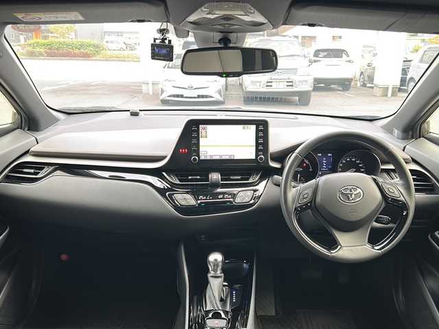 トヨタ Ｃ－ＨＲ G 愛知県 2020(令2)年 3.3万km オキサイドブロンズM ワンオーナー/純正ナビ/Bluetooth・AM・FM・USB・Miracast/パノラミックビューモニター/ハーフレザーシート/トヨタセーフティーセンス/・レーダークルーズコントロール/・クリアランスソナー/・プリクラッシュセーフティー/・レーンディパーチャーアラート/・ブラインドスポットモニター/・横滑り防止機能/・リヤクロストラフィックアラート/・パーキングサポートブレーキ/オートブレーキホールド/純正18インチAW/ビルトインETC2.0/オートハイビーム/ステアリングスイッチ/LEDヘッドライト/フォグランプ/ユピテル製前後ドライブレコーダー/純正フロアマット/純正ドアバイザー/ISOFIX/ディーラー整備記録簿/保証書/取扱説明書/スペアスマートキー