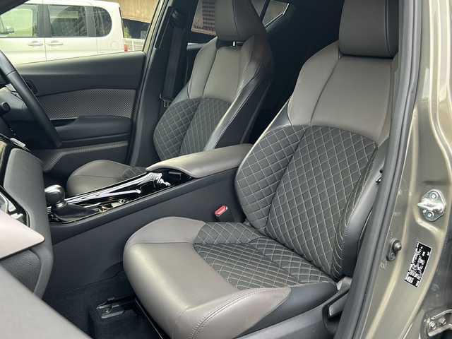 トヨタ Ｃ－ＨＲ G 愛知県 2020(令2)年 3.3万km オキサイドブロンズM ワンオーナー/純正ナビ/Bluetooth・AM・FM・USB・Miracast/パノラミックビューモニター/ハーフレザーシート/トヨタセーフティーセンス/・レーダークルーズコントロール/・クリアランスソナー/・プリクラッシュセーフティー/・レーンディパーチャーアラート/・ブラインドスポットモニター/・横滑り防止機能/・リヤクロストラフィックアラート/・パーキングサポートブレーキ/オートブレーキホールド/純正18インチAW/ビルトインETC2.0/オートハイビーム/ステアリングスイッチ/LEDヘッドライト/フォグランプ/ユピテル製前後ドライブレコーダー/純正フロアマット/純正ドアバイザー/ISOFIX/ディーラー整備記録簿/保証書/取扱説明書/スペアスマートキー
