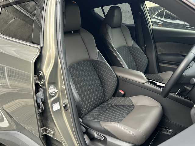 トヨタ Ｃ－ＨＲ G 愛知県 2020(令2)年 3.3万km オキサイドブロンズM ワンオーナー/純正ナビ/Bluetooth・AM・FM・USB・Miracast/パノラミックビューモニター/ハーフレザーシート/トヨタセーフティーセンス/・レーダークルーズコントロール/・クリアランスソナー/・プリクラッシュセーフティー/・レーンディパーチャーアラート/・ブラインドスポットモニター/・横滑り防止機能/・リヤクロストラフィックアラート/・パーキングサポートブレーキ/オートブレーキホールド/純正18インチAW/ビルトインETC2.0/オートハイビーム/ステアリングスイッチ/LEDヘッドライト/フォグランプ/ユピテル製前後ドライブレコーダー/純正フロアマット/純正ドアバイザー/ISOFIX/ディーラー整備記録簿/保証書/取扱説明書/スペアスマートキー