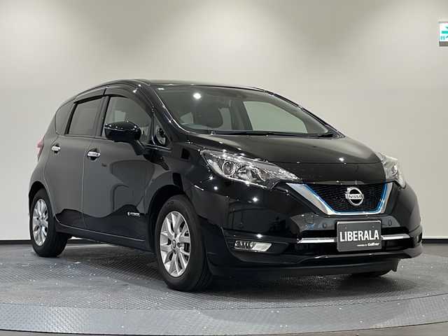 日産 ノート e－パワー メダリスト 新潟県 2019(令1)年 3.7万km スーパーブラック ワンオーナー/インテリジェントアラウンドビューモニター/インテリジェントルームミラー/インテリジェントエマージェンシーブレーキ/車線逸脱警報/レーダークルーズコントロール/社外SDナビ(フルセグTV/CD/DVD/BT/USB)/フロント＆バックソナー/アイドリングストップ/ヒルスタートアシスト/ヒーター付ドアミラー/LEDヘッドライト/純正15インチアルミホイール/ドライブレコーダー/ETC/ハーフレザーシート/インテリキー