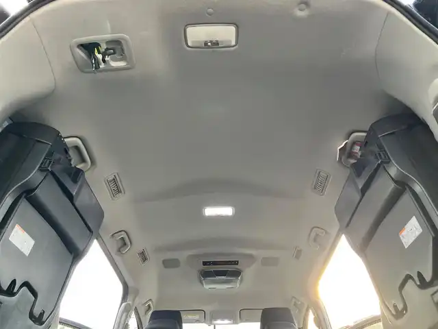 トヨタ ヴォクシー ハイブリッド V 静岡県 2014(平26)年 11.8万km ブラック エンジンスタートボタン/パワーステアリング/パワーウィンドウ/アイドリングストップ/スマートキー/Wオートエアコン/クルーズコントロール/ALPINE製11インチナビ（CD/DVD/BT/フルセグ）/ALPINE製10.2インチ後席モニター/バックカメラ/フロアマット/三列シート/ウォークスルー/D席N席シートヒーター/布シート/両側パワースライドドア/社外アルミホイール/ABS/オートライト/W+サイドエアバッグ/カーテンエアバッグ/衝突軽減システム