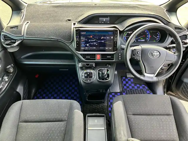 トヨタ ヴォクシー ハイブリッド V 静岡県 2014(平26)年 11.8万km ブラック エンジンスタートボタン/パワーステアリング/パワーウィンドウ/アイドリングストップ/スマートキー/Wオートエアコン/クルーズコントロール/ALPINE製11インチナビ（CD/DVD/BT/フルセグ）/ALPINE製10.2インチ後席モニター/バックカメラ/フロアマット/三列シート/ウォークスルー/D席N席シートヒーター/布シート/両側パワースライドドア/社外アルミホイール/ABS/オートライト/W+サイドエアバッグ/カーテンエアバッグ/衝突軽減システム