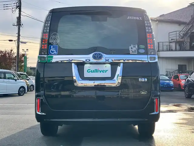 トヨタ ヴォクシー ハイブリッド V 静岡県 2014(平26)年 11.8万km ブラック エンジンスタートボタン/パワーステアリング/パワーウィンドウ/アイドリングストップ/スマートキー/Wオートエアコン/クルーズコントロール/ALPINE製11インチナビ（CD/DVD/BT/フルセグ）/ALPINE製10.2インチ後席モニター/バックカメラ/フロアマット/三列シート/ウォークスルー/D席N席シートヒーター/布シート/両側パワースライドドア/社外アルミホイール/ABS/オートライト/W+サイドエアバッグ/カーテンエアバッグ/衝突軽減システム