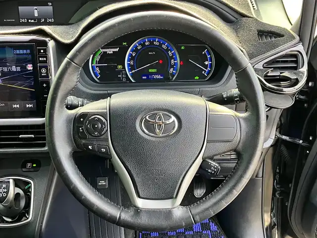 トヨタ ヴォクシー ハイブリッド V 静岡県 2014(平26)年 11.8万km ブラック エンジンスタートボタン/パワーステアリング/パワーウィンドウ/アイドリングストップ/スマートキー/Wオートエアコン/クルーズコントロール/ALPINE製11インチナビ（CD/DVD/BT/フルセグ）/ALPINE製10.2インチ後席モニター/バックカメラ/フロアマット/三列シート/ウォークスルー/D席N席シートヒーター/布シート/両側パワースライドドア/社外アルミホイール/ABS/オートライト/W+サイドエアバッグ/カーテンエアバッグ/衝突軽減システム