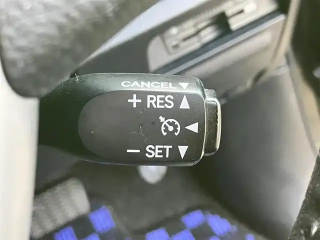 トヨタ ヴォクシー ハイブリッド V 静岡県 2014(平26)年 11.8万km ブラック エンジンスタートボタン/パワーステアリング/パワーウィンドウ/アイドリングストップ/スマートキー/Wオートエアコン/クルーズコントロール/ALPINE製11インチナビ（CD/DVD/BT/フルセグ）/ALPINE製10.2インチ後席モニター/バックカメラ/フロアマット/三列シート/ウォークスルー/D席N席シートヒーター/布シート/両側パワースライドドア/社外アルミホイール/ABS/オートライト/W+サイドエアバッグ/カーテンエアバッグ/衝突軽減システム