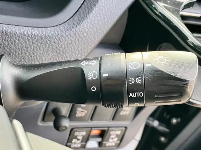 トヨタ ヴォクシー ハイブリッド V 静岡県 2014(平26)年 11.8万km ブラック エンジンスタートボタン/パワーステアリング/パワーウィンドウ/アイドリングストップ/スマートキー/Wオートエアコン/クルーズコントロール/ALPINE製11インチナビ（CD/DVD/BT/フルセグ）/ALPINE製10.2インチ後席モニター/バックカメラ/フロアマット/三列シート/ウォークスルー/D席N席シートヒーター/布シート/両側パワースライドドア/社外アルミホイール/ABS/オートライト/W+サイドエアバッグ/カーテンエアバッグ/衝突軽減システム