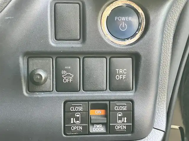 トヨタ ヴォクシー ハイブリッド V 静岡県 2014(平26)年 11.8万km ブラック エンジンスタートボタン/パワーステアリング/パワーウィンドウ/アイドリングストップ/スマートキー/Wオートエアコン/クルーズコントロール/ALPINE製11インチナビ（CD/DVD/BT/フルセグ）/ALPINE製10.2インチ後席モニター/バックカメラ/フロアマット/三列シート/ウォークスルー/D席N席シートヒーター/布シート/両側パワースライドドア/社外アルミホイール/ABS/オートライト/W+サイドエアバッグ/カーテンエアバッグ/衝突軽減システム