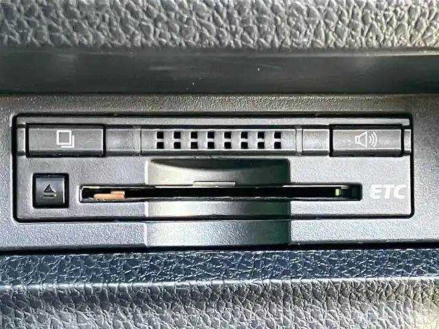 トヨタ ヴォクシー ハイブリッド V 静岡県 2014(平26)年 11.8万km ブラック エンジンスタートボタン/パワーステアリング/パワーウィンドウ/アイドリングストップ/スマートキー/Wオートエアコン/クルーズコントロール/ALPINE製11インチナビ（CD/DVD/BT/フルセグ）/ALPINE製10.2インチ後席モニター/バックカメラ/フロアマット/三列シート/ウォークスルー/D席N席シートヒーター/布シート/両側パワースライドドア/社外アルミホイール/ABS/オートライト/W+サイドエアバッグ/カーテンエアバッグ/衝突軽減システム