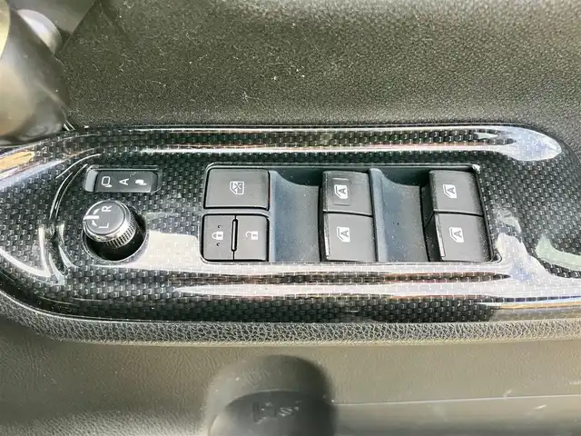 トヨタ ヴォクシー ハイブリッド V 静岡県 2014(平26)年 11.8万km ブラック エンジンスタートボタン/パワーステアリング/パワーウィンドウ/アイドリングストップ/スマートキー/Wオートエアコン/クルーズコントロール/ALPINE製11インチナビ（CD/DVD/BT/フルセグ）/ALPINE製10.2インチ後席モニター/バックカメラ/フロアマット/三列シート/ウォークスルー/D席N席シートヒーター/布シート/両側パワースライドドア/社外アルミホイール/ABS/オートライト/W+サイドエアバッグ/カーテンエアバッグ/衝突軽減システム