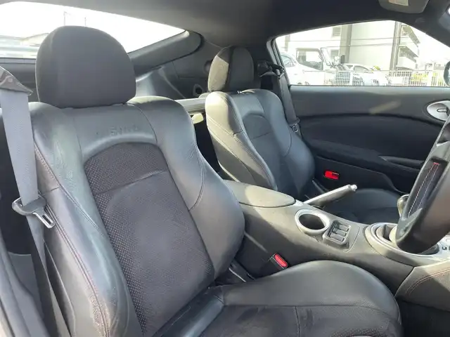 日産 フェアレディ Ｚ バージョンNISMO 神奈川県 2010(平22)年 4.1万km ブリリアントシルバー 6速MT/メーカーオプションナビ/ワンセグTV/Bluetooth/MOMOステアリング/ETC/純正アルミホイール/社外フロアマット/保証書/取扱説明書/スマートキー/スペアキー×1