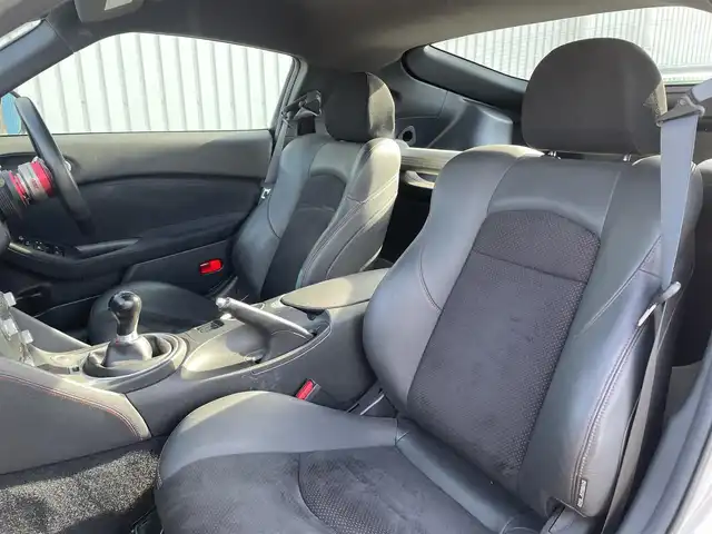 日産 フェアレディ Ｚ バージョンNISMO 神奈川県 2010(平22)年 4.1万km ブリリアントシルバー 6速MT/メーカーオプションナビ/ワンセグTV/Bluetooth/MOMOステアリング/ETC/純正アルミホイール/社外フロアマット/保証書/取扱説明書/スマートキー/スペアキー×1