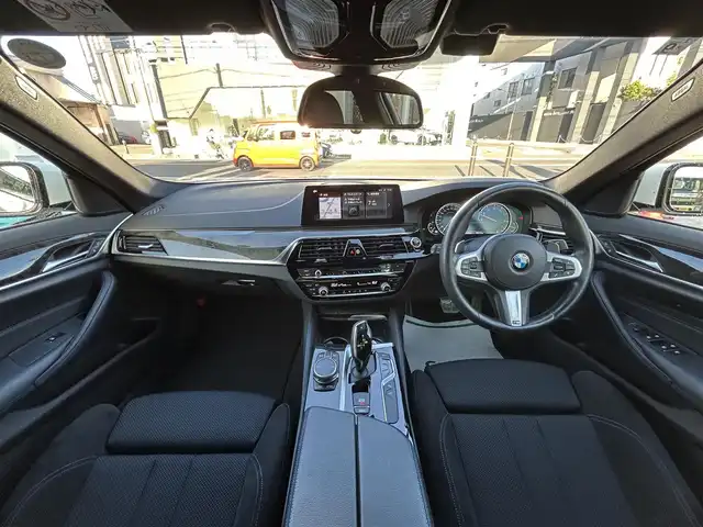 ＢＭＷ ５２３ｉ Mスポーツ 京都府 2018(平30)年 3.2万km アルピンホワイトⅢ  純正ナビ/　・フルセグTV /　・BTオーディオ/　・CD/DVD再生/　・AM/FM/　・全方位カメラ/ インテリジェントセーフティ/　・衝突警告ブレーキ/　・車線逸脱警告/　・車線逸脱アシスト/　・車線変更警告/　・側面衝突警告/　・アダクティブクルーズコントロール/　・F/Rソナー/ 前席パワーシート/ D席メモリシート/ ステアリング電動チルト/ パドルシフト/ ステアリングリモコン/ アンビエントライト/ フロアマット/ 電動格納ミラー/ パワーバックドア/ 純正19インチアルミホイール/ LEDヘッドライト/ フォグライト/ バックフォグライト