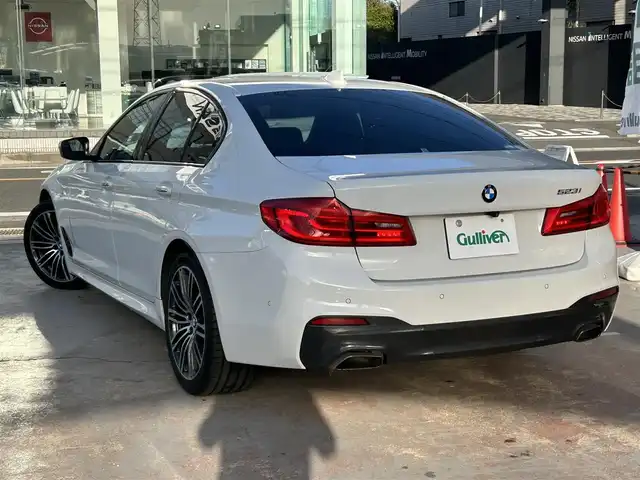 ＢＭＷ ５２３ｉ Mスポーツ 京都府 2018(平30)年 3.2万km アルピンホワイトⅢ  純正ナビ/　・フルセグTV /　・BTオーディオ/　・CD/DVD再生/　・AM/FM/　・全方位カメラ/ インテリジェントセーフティ/　・衝突警告ブレーキ/　・車線逸脱警告/　・車線逸脱アシスト/　・車線変更警告/　・側面衝突警告/　・アダクティブクルーズコントロール/　・F/Rソナー/ 前席パワーシート/ D席メモリシート/ ステアリング電動チルト/ パドルシフト/ ステアリングリモコン/ アンビエントライト/ フロアマット/ 電動格納ミラー/ パワーバックドア/ 純正19インチアルミホイール/ LEDヘッドライト/ フォグライト/ バックフォグライト