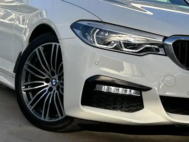 ＢＭＷ ５２３ｉ Mスポーツ 京都府 2018(平30)年 3.2万km アルピンホワイトⅢ  純正ナビ/　・フルセグTV /　・BTオーディオ/　・CD/DVD再生/　・AM/FM/　・全方位カメラ/ インテリジェントセーフティ/　・衝突警告ブレーキ/　・車線逸脱警告/　・車線逸脱アシスト/　・車線変更警告/　・側面衝突警告/　・アダクティブクルーズコントロール/　・F/Rソナー/ 前席パワーシート/ D席メモリシート/ ステアリング電動チルト/ パドルシフト/ ステアリングリモコン/ アンビエントライト/ フロアマット/ 電動格納ミラー/ パワーバックドア/ 純正19インチアルミホイール/ LEDヘッドライト/ フォグライト/ バックフォグライト