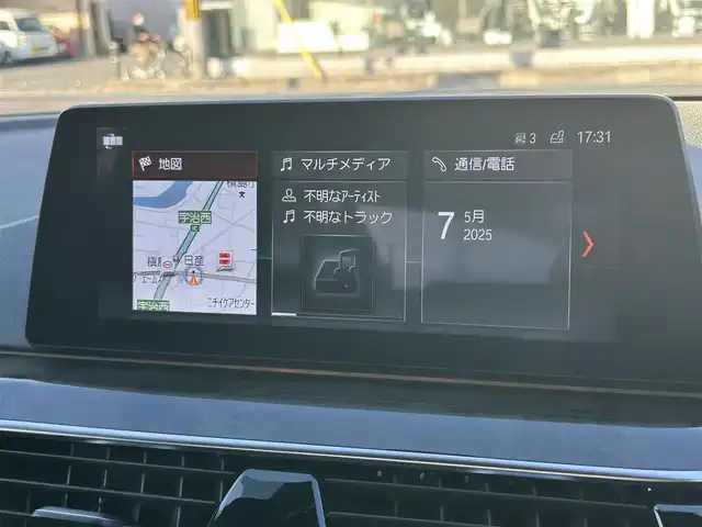 ＢＭＷ ５２３ｉ Mスポーツ 京都府 2018(平30)年 3.2万km アルピンホワイトⅢ  純正ナビ/　・フルセグTV /　・BTオーディオ/　・CD/DVD再生/　・AM/FM/　・全方位カメラ/ インテリジェントセーフティ/　・衝突警告ブレーキ/　・車線逸脱警告/　・車線逸脱アシスト/　・車線変更警告/　・側面衝突警告/　・アダクティブクルーズコントロール/　・F/Rソナー/ 前席パワーシート/ D席メモリシート/ ステアリング電動チルト/ パドルシフト/ ステアリングリモコン/ アンビエントライト/ フロアマット/ 電動格納ミラー/ パワーバックドア/ 純正19インチアルミホイール/ LEDヘッドライト/ フォグライト/ バックフォグライト