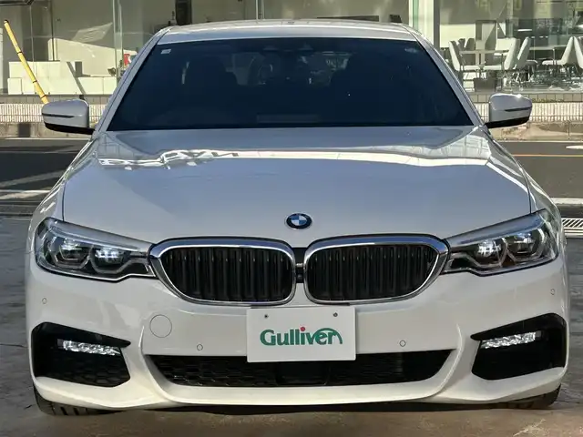 ＢＭＷ ５２３ｉ Mスポーツ 京都府 2018(平30)年 3.2万km アルピンホワイトⅢ  純正ナビ/　・フルセグTV /　・BTオーディオ/　・CD/DVD再生/　・AM/FM/　・全方位カメラ/ インテリジェントセーフティ/　・衝突警告ブレーキ/　・車線逸脱警告/　・車線逸脱アシスト/　・車線変更警告/　・側面衝突警告/　・アダクティブクルーズコントロール/　・F/Rソナー/ 前席パワーシート/ D席メモリシート/ ステアリング電動チルト/ パドルシフト/ ステアリングリモコン/ アンビエントライト/ フロアマット/ 電動格納ミラー/ パワーバックドア/ 純正19インチアルミホイール/ LEDヘッドライト/ フォグライト/ バックフォグライト